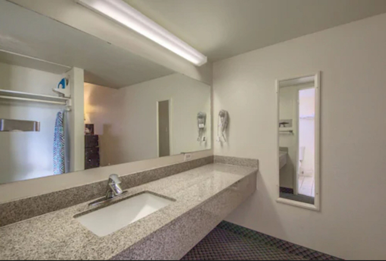 Bathroom 4, Americas Best Value Inn Uvalde, Uvalde