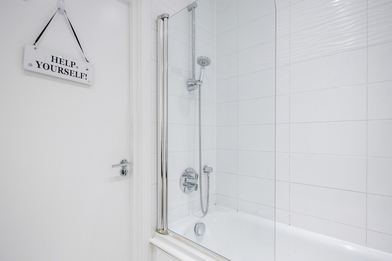 Bathroom 3, 2-bed Apartment Near Basildon Train Station, Essex