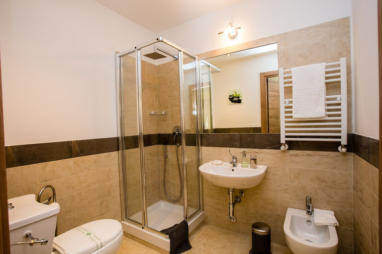 Bathroom 4, Trastevere's Friends, Rome