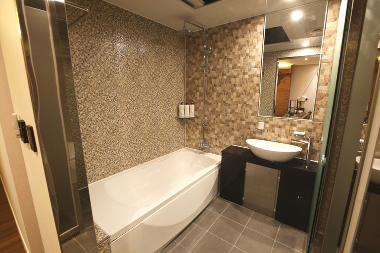 Bathroom 4, Jeju Lux Hotel, Seogwipo
