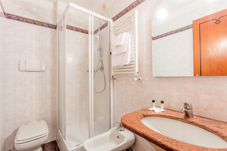 Bathroom 5, Raeli Hotel Siracusa, Roma