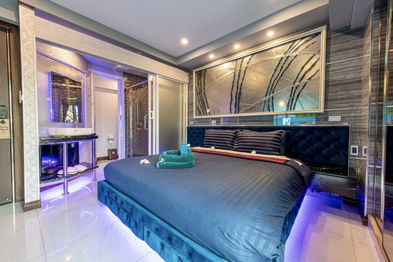 Bedroom 3, The Globe Hotel Bar and Restaurant, Pattaya
