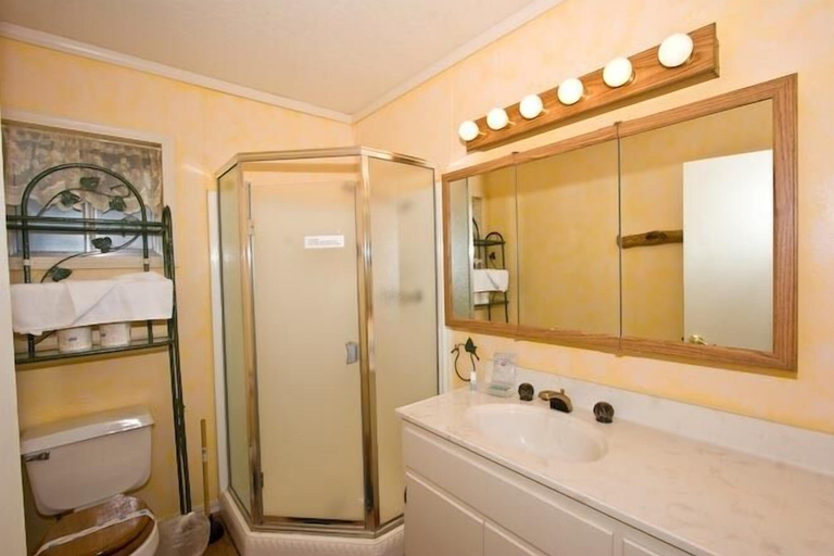 Bathroom, 1682 Tionontati St., El Dorado