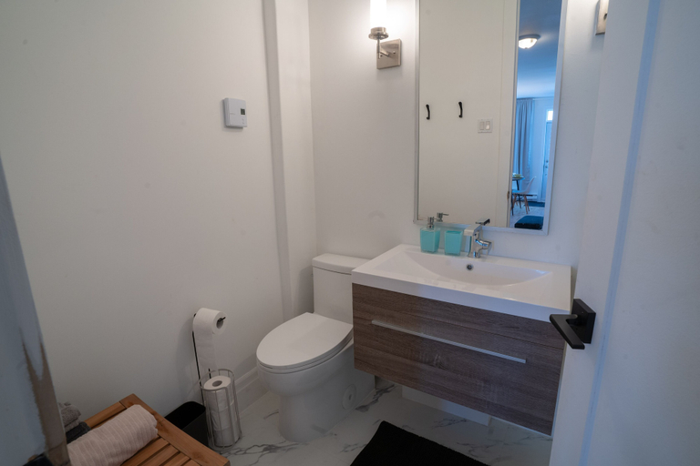 Bathroom 3, SUPERB 1 Bed Apt. Steps Away From Metro, Montréal