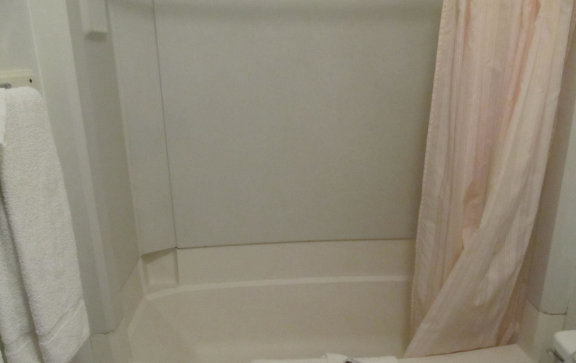 Bathroom 5, Country Inn, Beaver