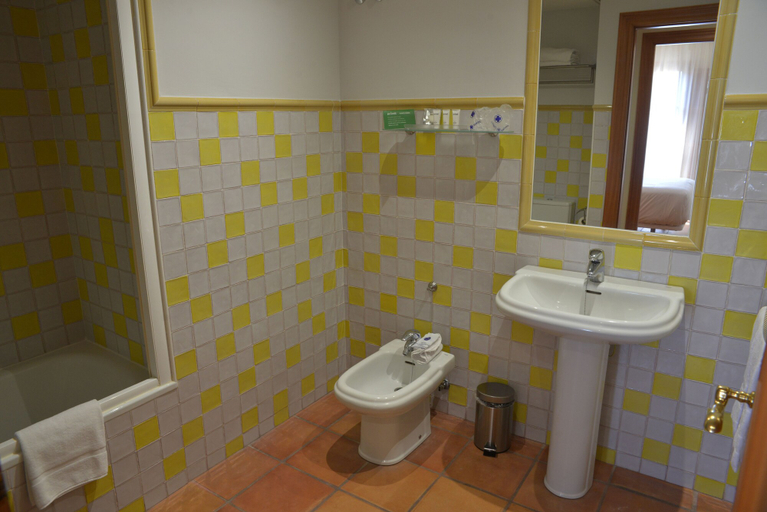 Bathroom 5, Hotel Jardines de la Santa, Murcia
