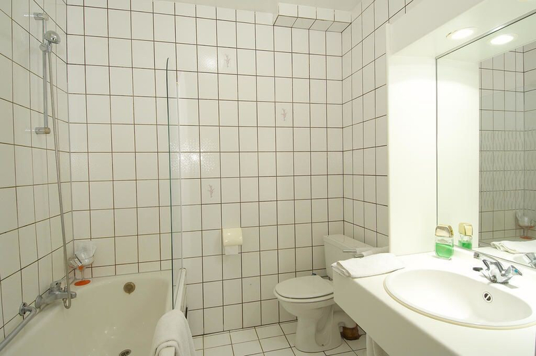 Bathroom 5, Hotel Apollo, Limburg