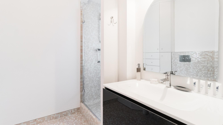 Bathroom 5, Roma 70, Imperia