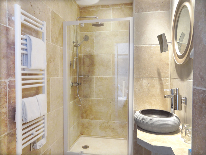 Bathroom 4, Le Pavillon, Paris