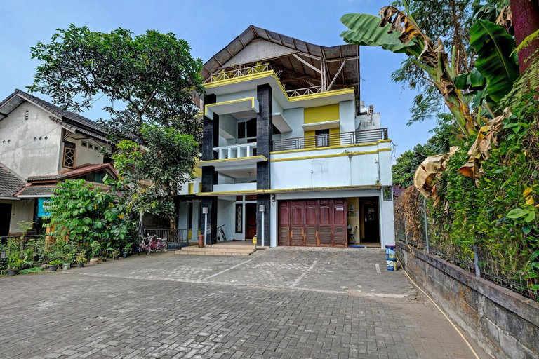 Exterior & Views 1, OYO 91522 Candi Gebang Guesthouse, Sleman