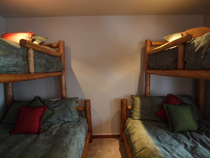 Bedroom 2, Mountain Town Properties Grey Wolf 5, Kootenay Boundary