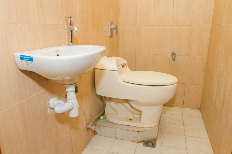 Bathroom, RedDoorz near Pasar Pagi Cirebon 2, Cirebon