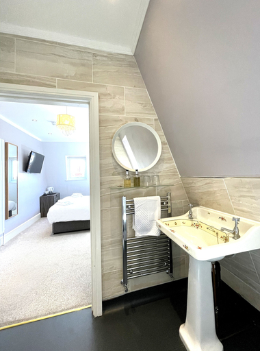 Bathroom 4, Dukes Folly Hotel, Sefton