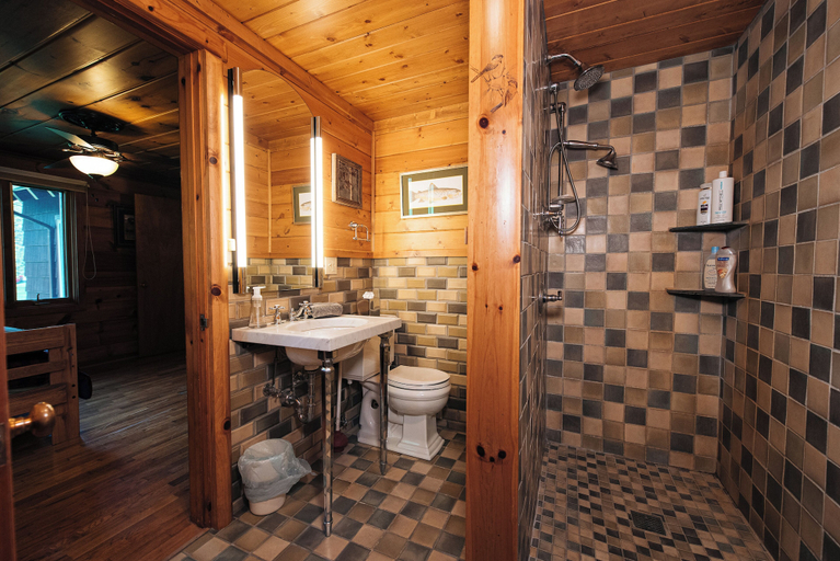 Bathroom 4, Grayling Gem Royal Stag Lodge, Crawford