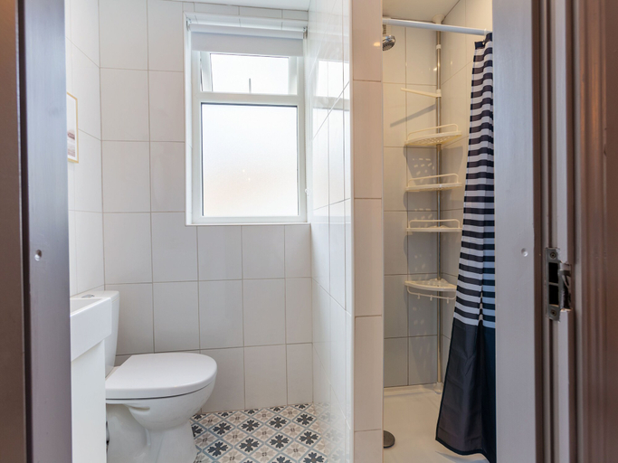 Bathroom 4, Macs Townhouse