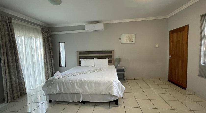 Bedroom 2, Hinterland Lodge, Zululand