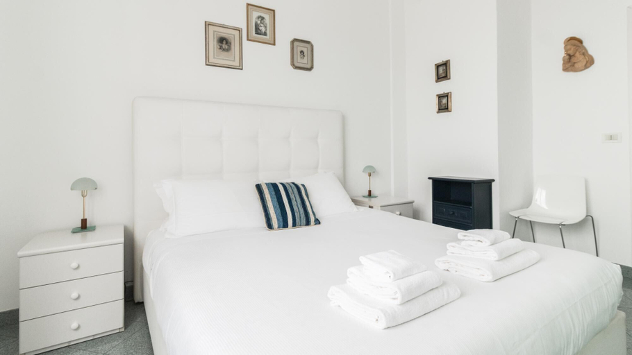 Bedroom 4, Roma 70, Imperia