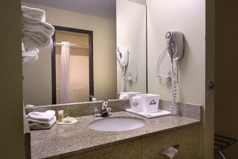 Bathroom 4, Days Inn by Wyndham Carbondale, Garfield
