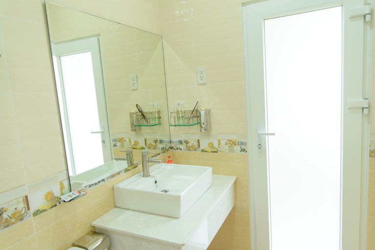 Bathroom, Hung Long Hotel, Giồng Trôm