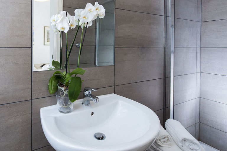 Bathroom 3, Corso Vittorio Apartments, Rome