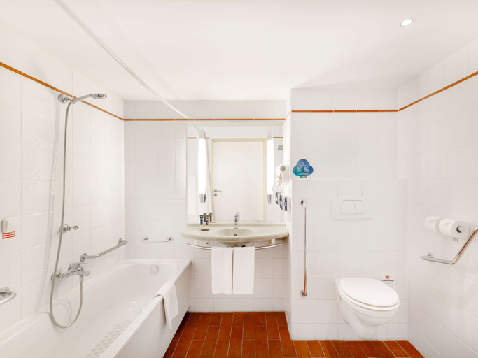 Bathroom 4, Castrum Hotel (Future voco Szekesfehervar), Székesfehérvár
