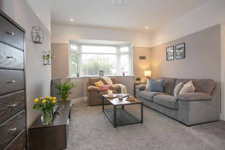 Bedroom 2, 3 Bedroom House with Parking Bournemouth, Bournemouth