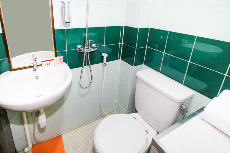 Bathroom 3, Capital O 217 A1 Hotel, Surabaya