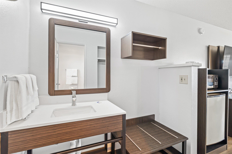 Bathroom 4, Motel 6 Bend, OR, Deschutes