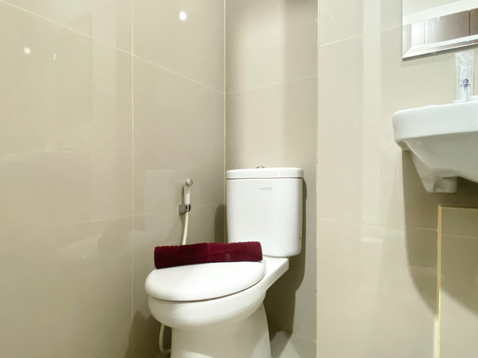 Bathroom 5, Good Choice and Homey Studio Transpark Cibubur Apartment By Travelio, Depok