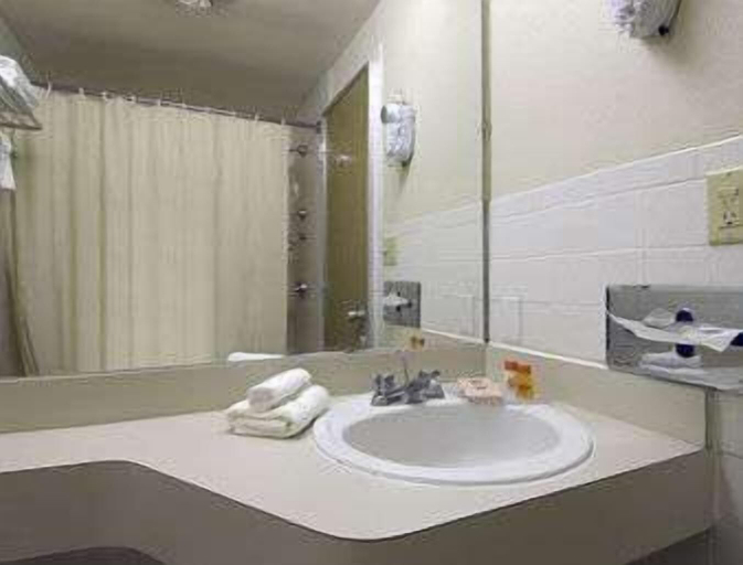 Bathroom 5, Knights Inn Liberty, Sullivan