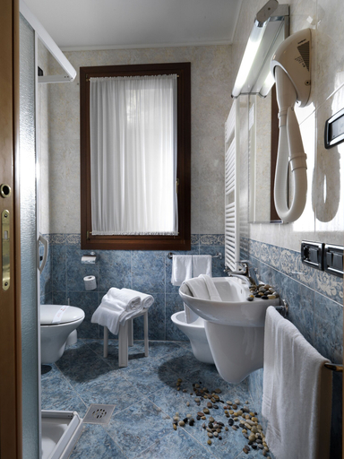Bathroom 4, Hotel Roma, Padua