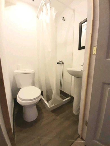 Bathroom, The Ocean Hostel, San Antonio