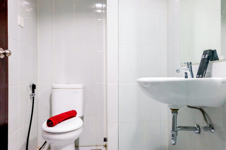 Bathroom 2, Homey Studio at Casa De Parco Apartment, Tangerang