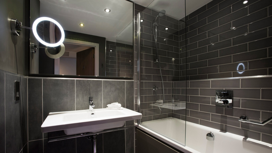 Bathroom 5, Holiday Inn MANCHESTER - CITY CENTRE by IHG, Manchester