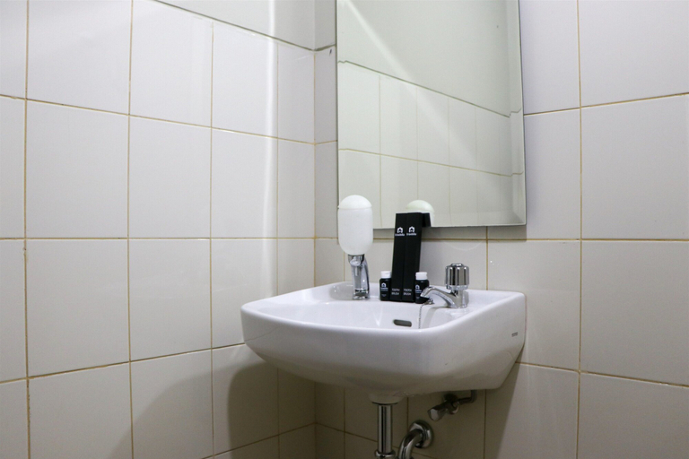 Bathroom 3, Simply Look Studio Room At Mont Blanc Bekasi Apartment, Bekasi