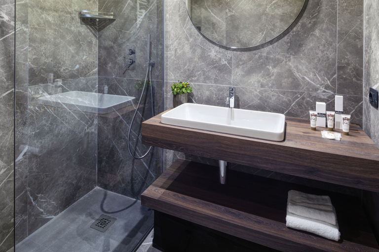 Bathroom 4, Porta Altinia, Treviso