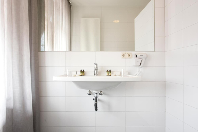 Bathroom 3, Hotel Roermond Next Door, Roermond