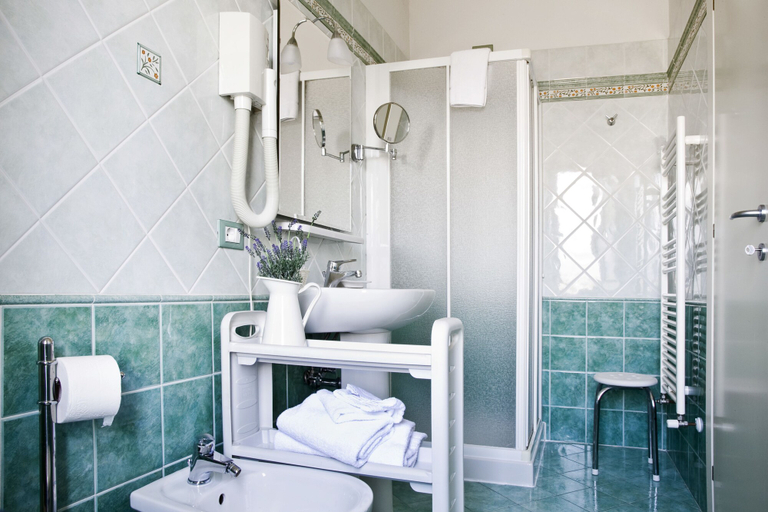 Bathroom 4, Casale dell'orso, Pistoia