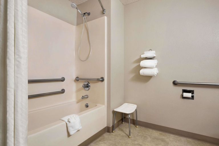 Bathroom 4, Super 8 by Wyndham Lincoln North, Lancaster