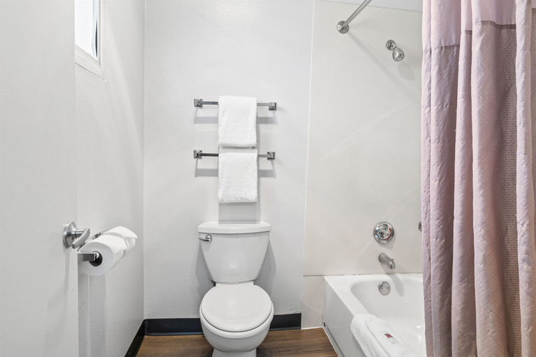 Bathroom 4, Motel 6 Bend, OR, Deschutes