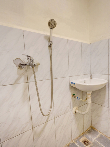 Bathroom 3, Hotel O Josua Passing Stay, Batam