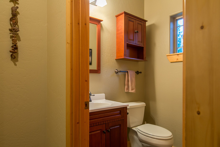 Bathroom 3, Pineview Lodge, Ravalli
