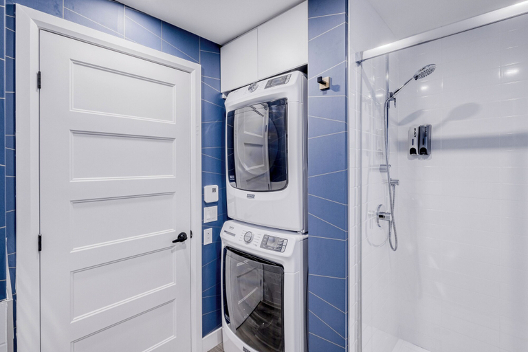 Bathroom 4, Appartement Luxe | Incredible Sunset View - Pool - Parking - Near Old Québec, Communauté-Urbaine-de-Québec