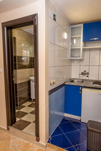 Others 5, Jovan Apartments