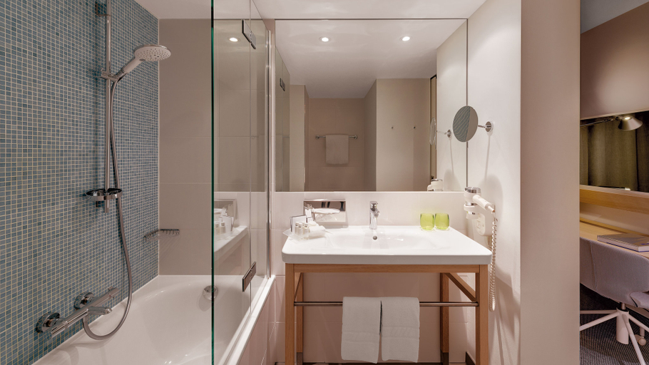 Bathroom 3, Holiday Inn FRANKFURT - ALTE OPER by IHG, Frankfurt am Main
