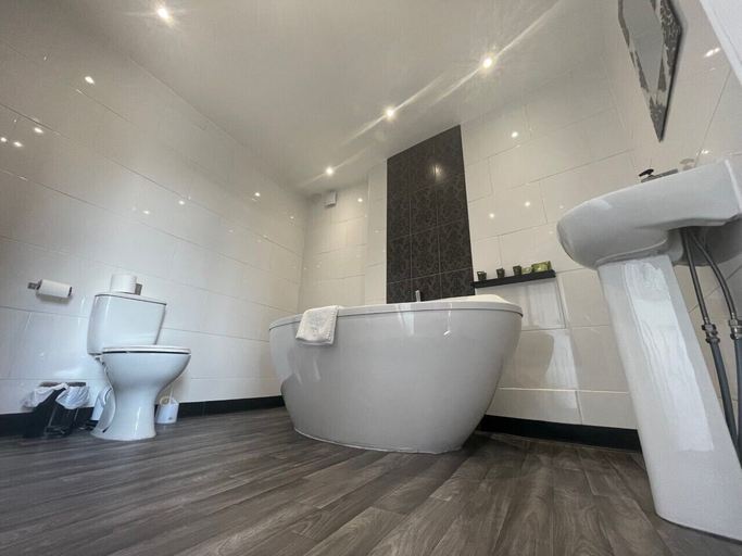 Bathroom 4, The Whittington & Cat, Kingston upon Hull