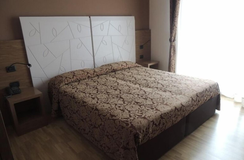 Bedroom 3, Albergo Ristorante Delfino, Novara