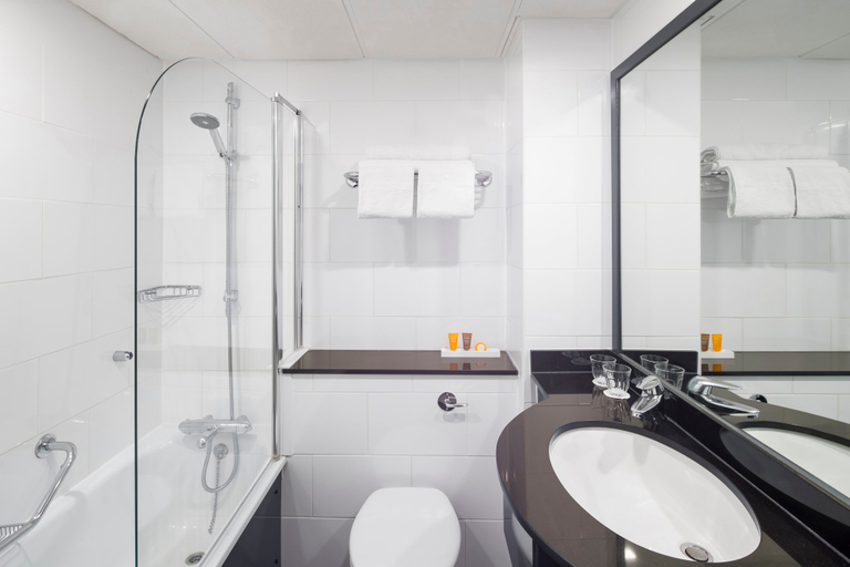 Bathroom 4, Holiday Inn PETERBOROUGH - WEST by IHG, Peterborough
