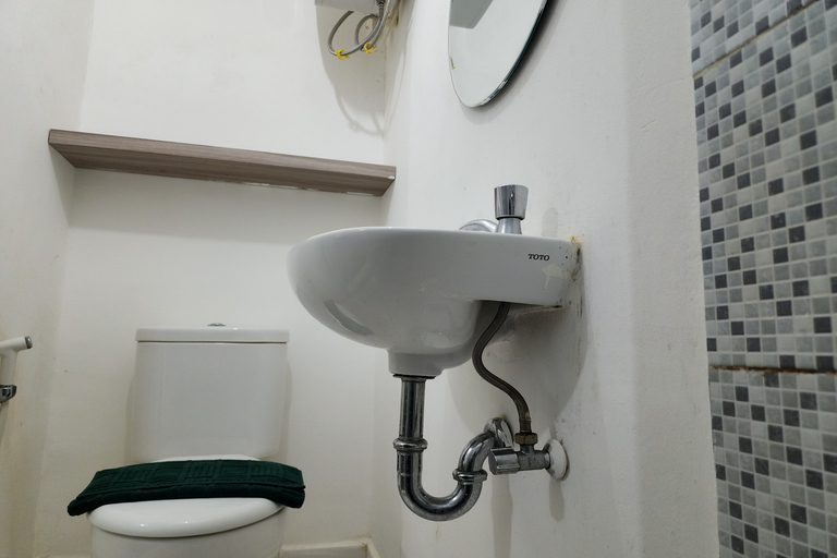 Bathroom 5, Barata Hotel Near Bandara Soekarno Hatta, Tangerang