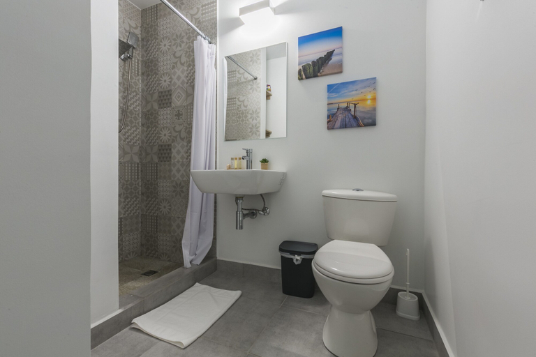 Bathroom 4, Turibana Plaza